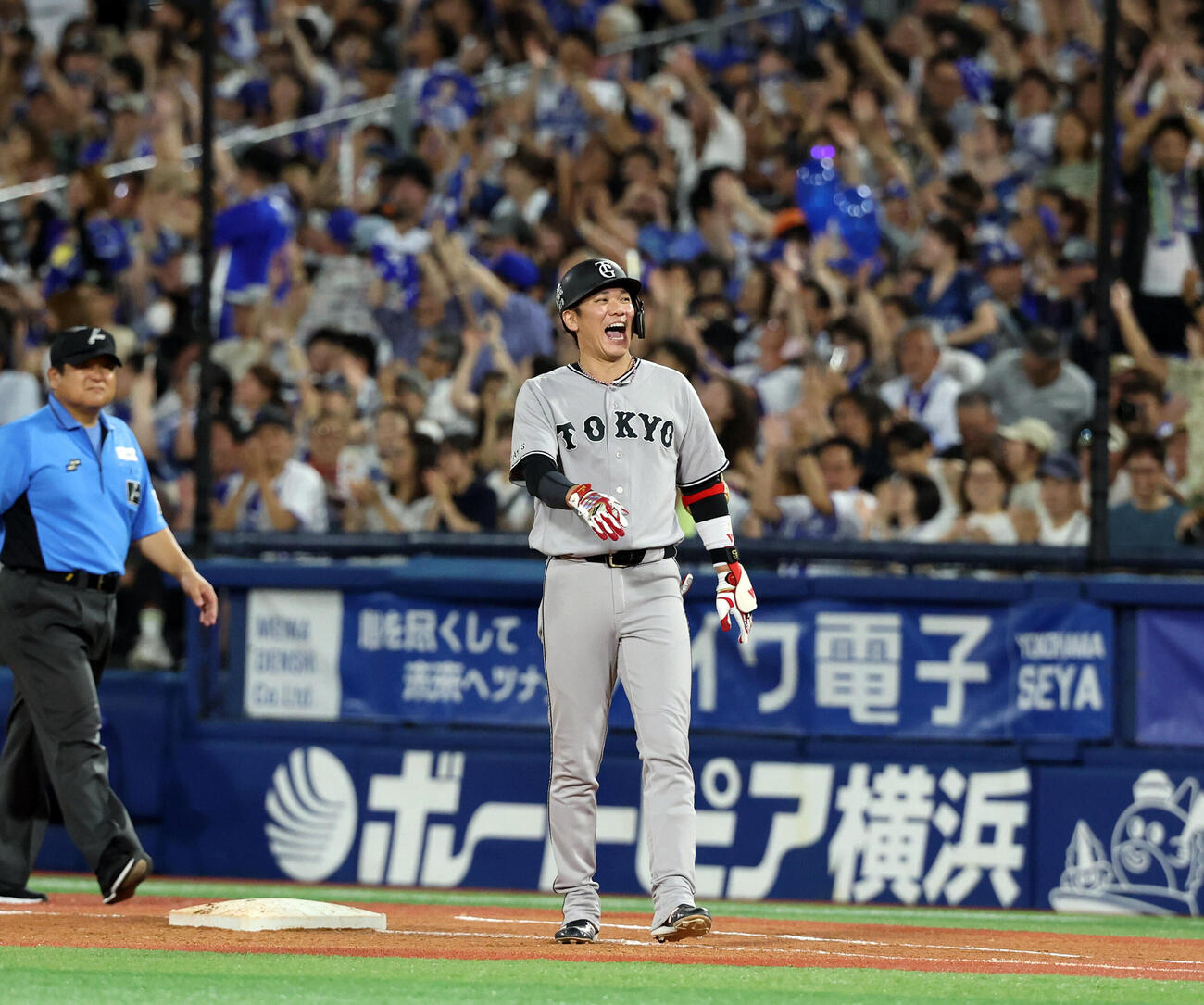 DeNA対巨人　9回表巨人2死一、二塁、坂本勇人は遊ゴロに倒れ悔しそうに何かを叫ぶ（撮影・浅見桂子）
