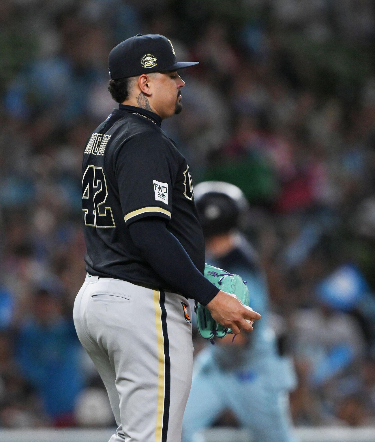 西武対オリックス　9回裏西武無死、タイラー・ネビンに本塁打を許すアンドレス・マチャド（撮影・滝沢徹郎）