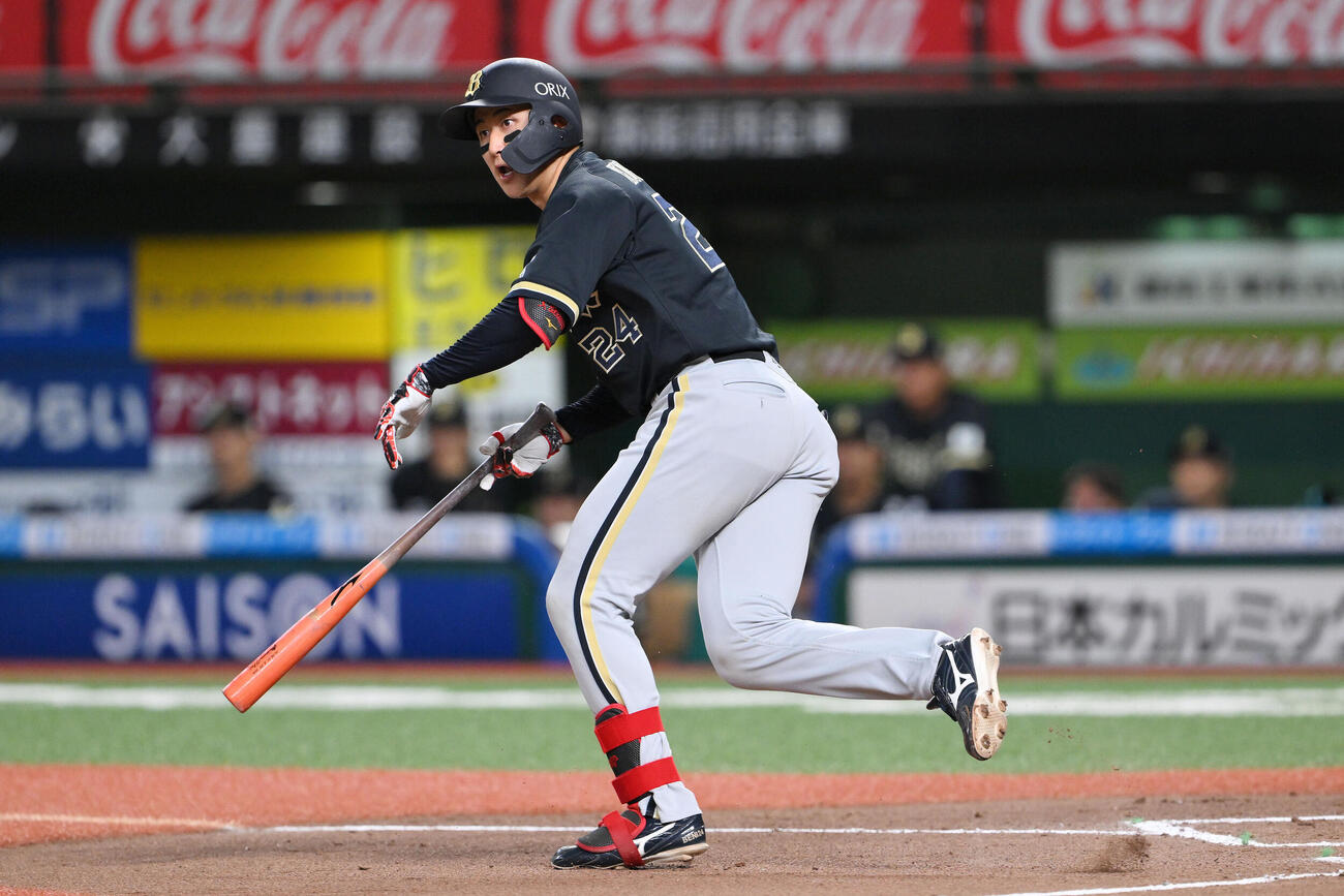 西武対オリックス　6回表オリックス2死一、二塁、紅林弘太郎は2点適時二塁打を放つ（撮影・滝沢徹郎）