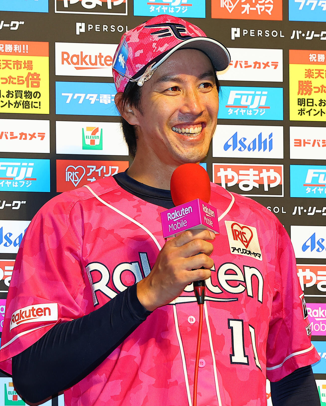 楽天対ロッテ　ヒーローインタビューで笑顔をみせる楽天岸孝之（撮影・野上伸悟）