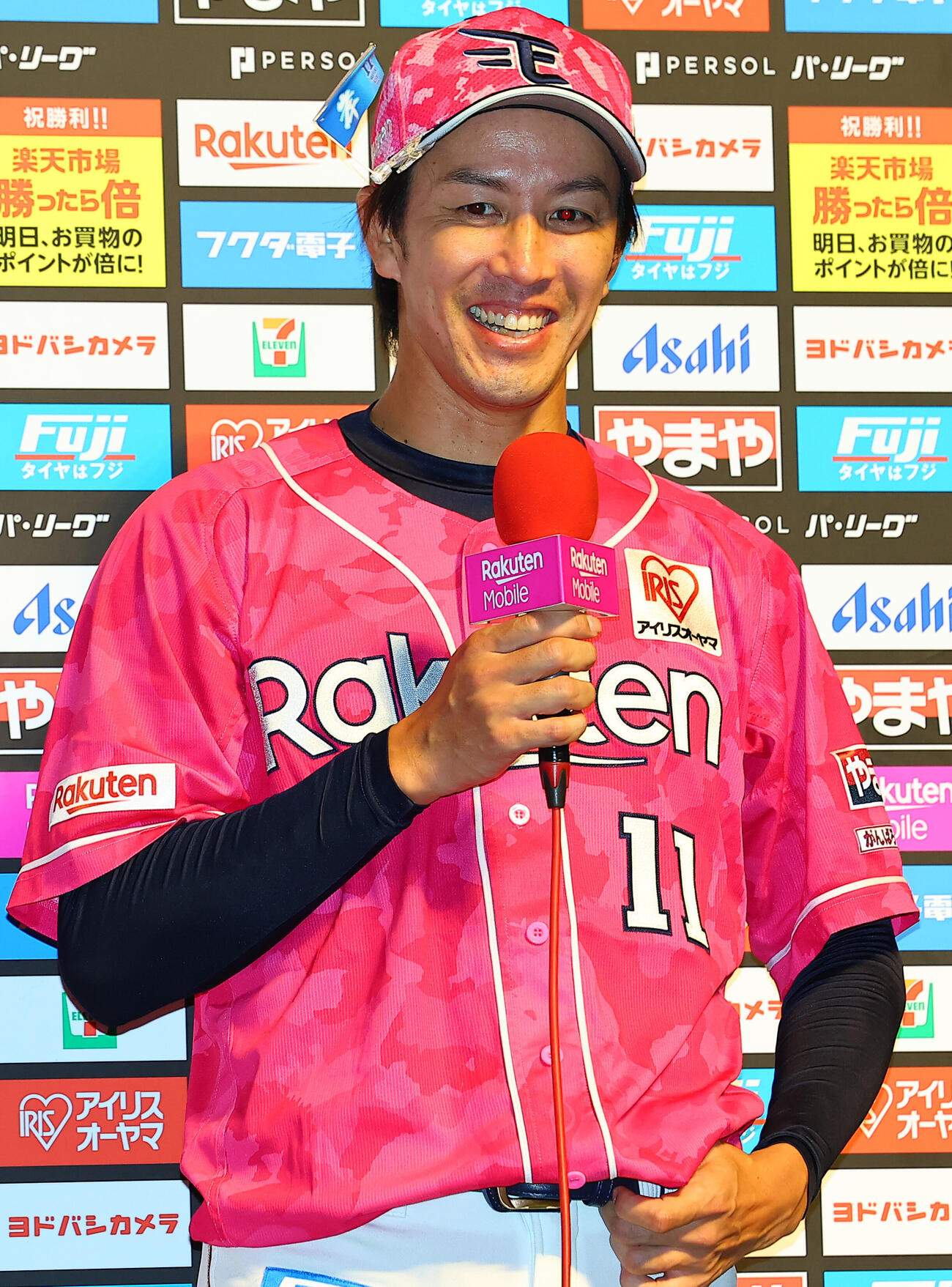 楽天対ロッテ　ヒーローインタビューで笑顔をみせる楽天岸孝之（撮影・野上伸悟）
