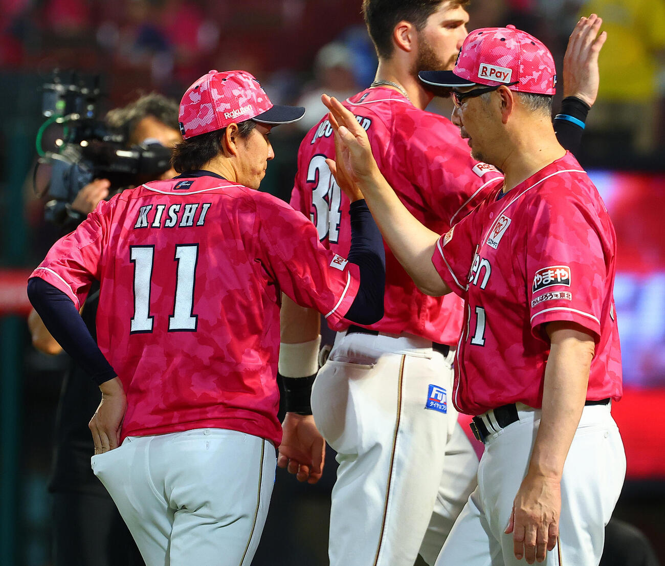 楽天対ロッテ　4勝目を挙げ、吉井理人監督（右）にねぎらわれる楽天岸孝之（撮影・野上伸悟）