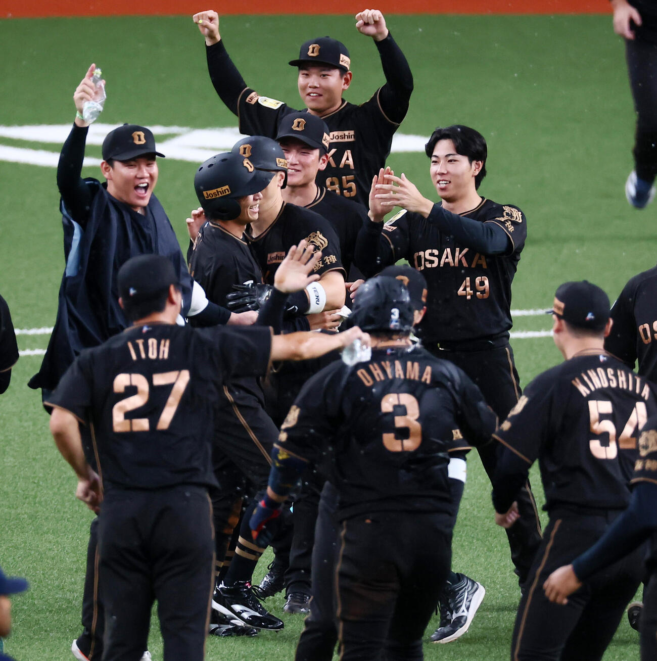阪神対ヤクルト　10回裏阪神1死満塁、サヨナラ勝ちし、笑顔で祝福する阪神工藤泰成（右）（撮影・加藤哉）
