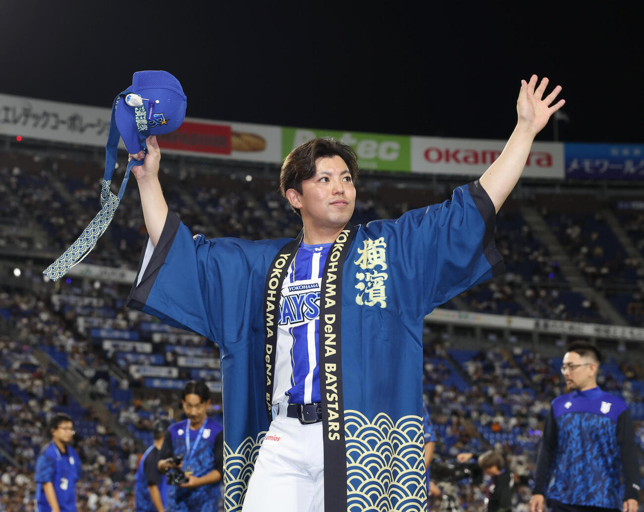 DeNA対巨人　勝利し手を振りながら引き揚げるDeNA東克樹（撮影・増田悦実）