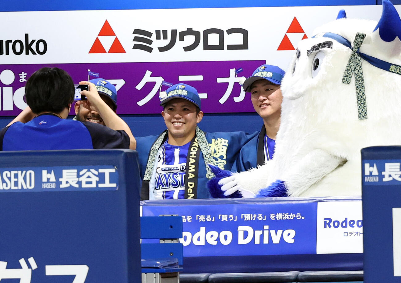 DeNA対巨人　10勝目を挙げたDeNA東克樹（中央）はハッピを着て笑顔で記念撮影。右は古市尊（撮影・浅見桂子）