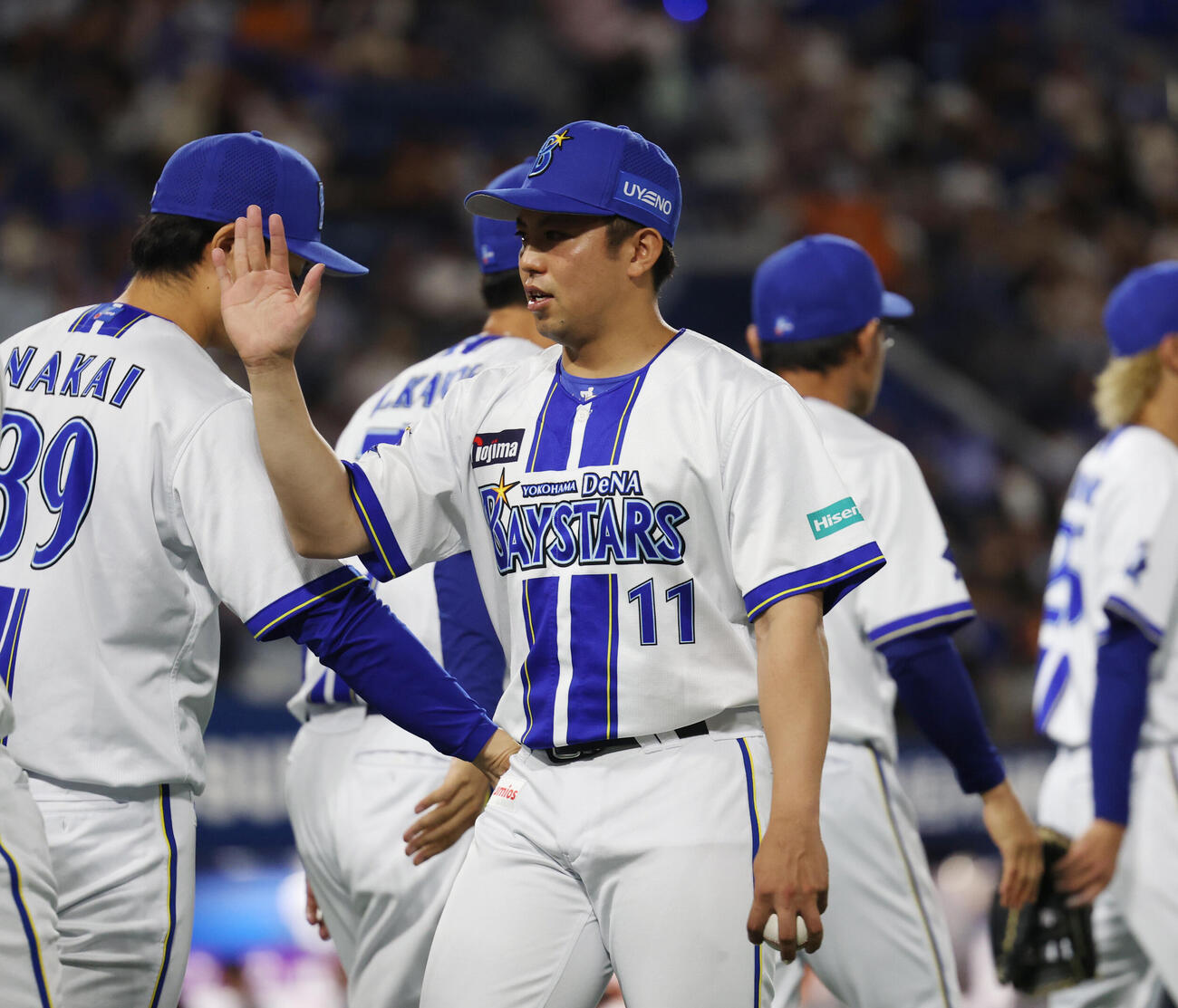 DeNA対巨人　勝利しナインとタッチを交わすDeNA東克樹（撮影・増田悦実）