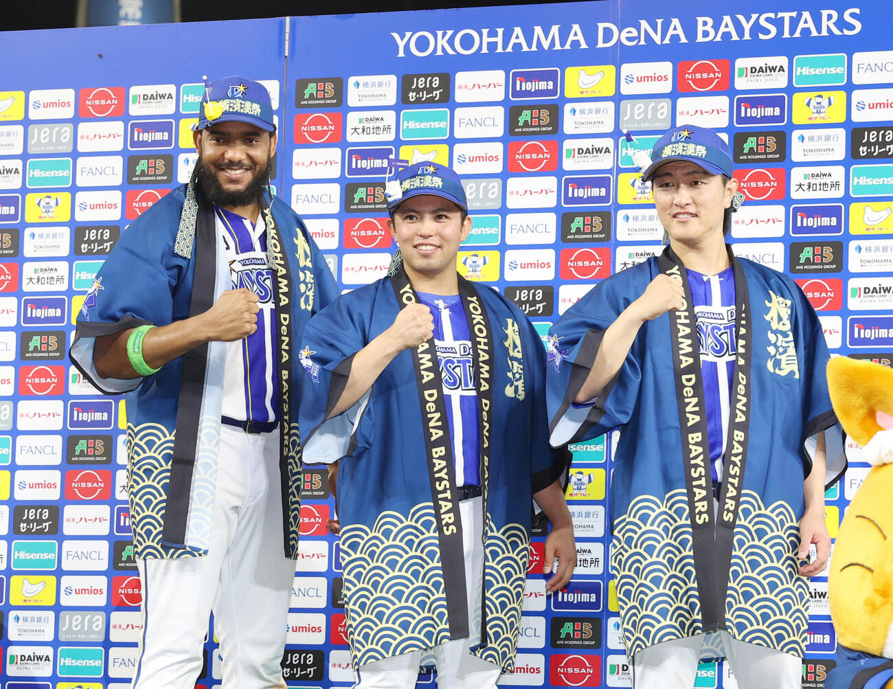 DeNA対巨人　勝利し笑顔でパワーポーズをする左からジェリー・エンカーナシオン、東克樹、古市尊（撮影・増田悦実）