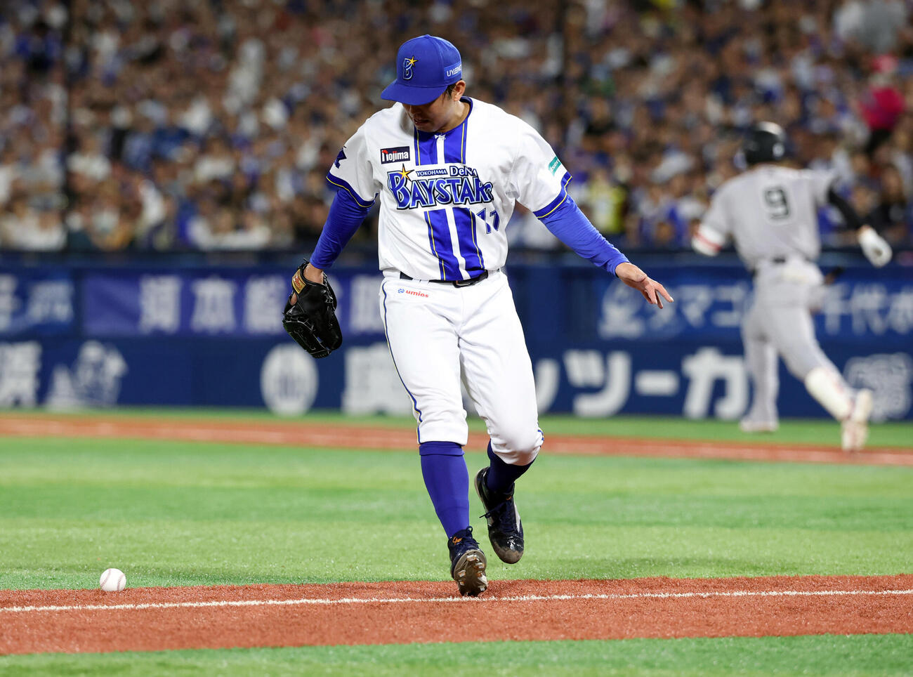 DeNA対巨人　6回表巨人1死、松本剛のセフティーバントで打球を見送る東克樹（撮影・浅見桂子）
