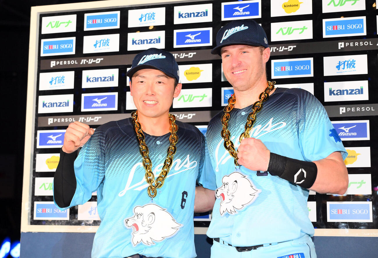 西武対オリックス　ヒーローインタビューを終えポーズを決める西武の源田壮亮（左）とタイラー・ネビン（撮影・滝沢徹郎）