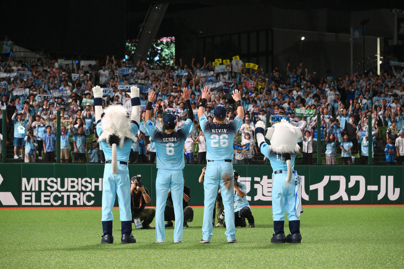 西武対オリックス　ファンと勝利を祝う西武の源田壮亮（中左）とタイラー・ネビン（同右）（撮影・滝沢徹郎）