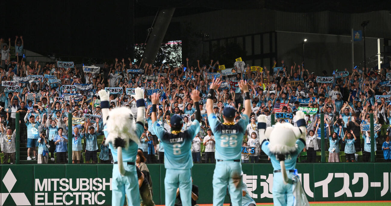 西武対オリックス　ファンと勝利を祝う西武の源田壮亮（中左）とタイラー・ネビン（同右）（撮影・滝沢徹郎）