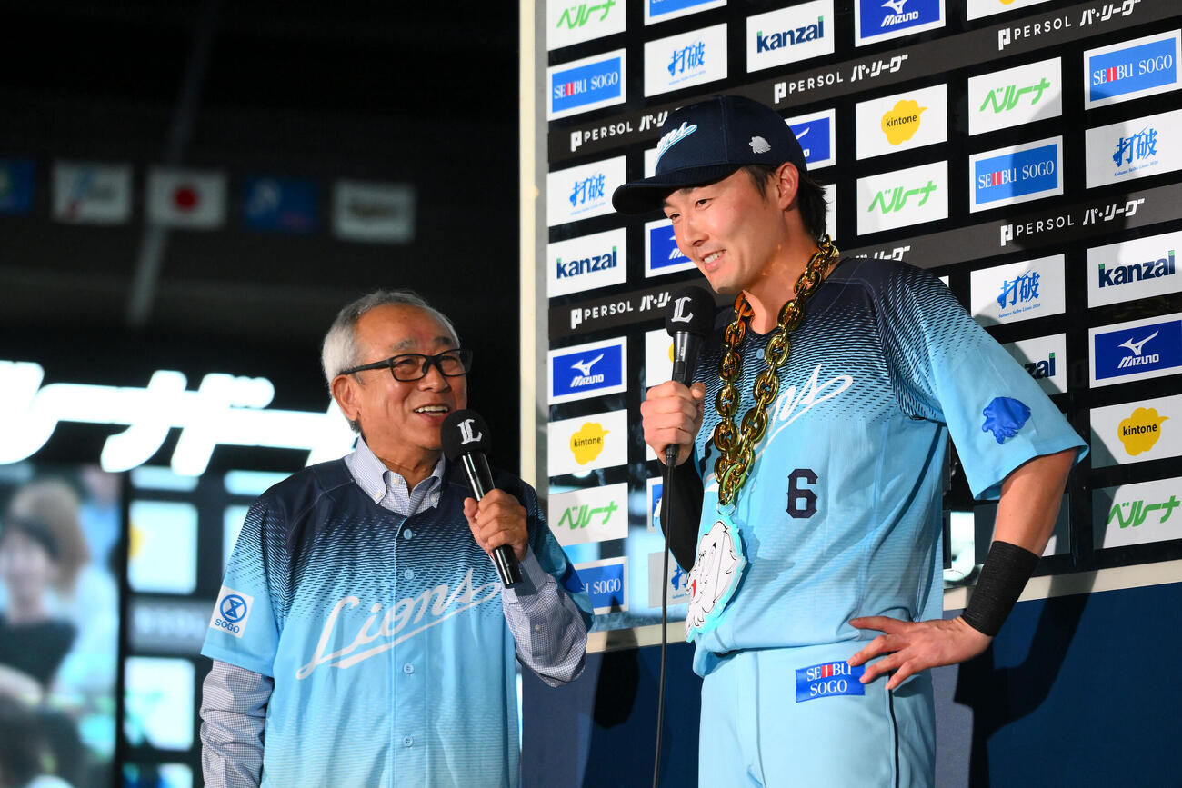 西武対オリックス　ヒーローインタビューを受ける西武源田壮亮（撮影・滝沢徹郎）