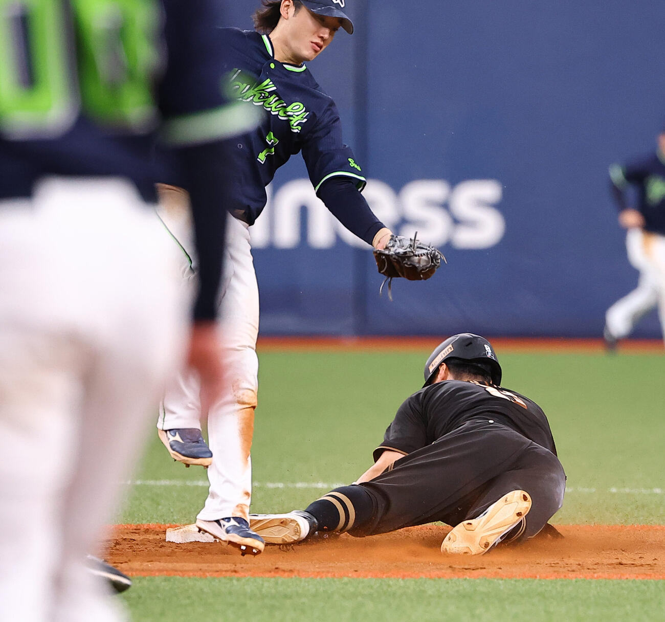 阪神対ヤクルト　9回裏阪神1死一塁、佐藤輝明は二盗を決める（撮影・上田博志）