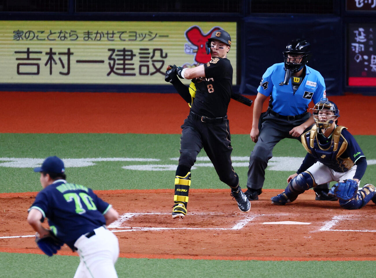 阪神対ヤクルト　9回裏阪神無死三塁、佐藤輝明は同点右前適時打を放つ。投手広沢優（撮影・加藤哉）