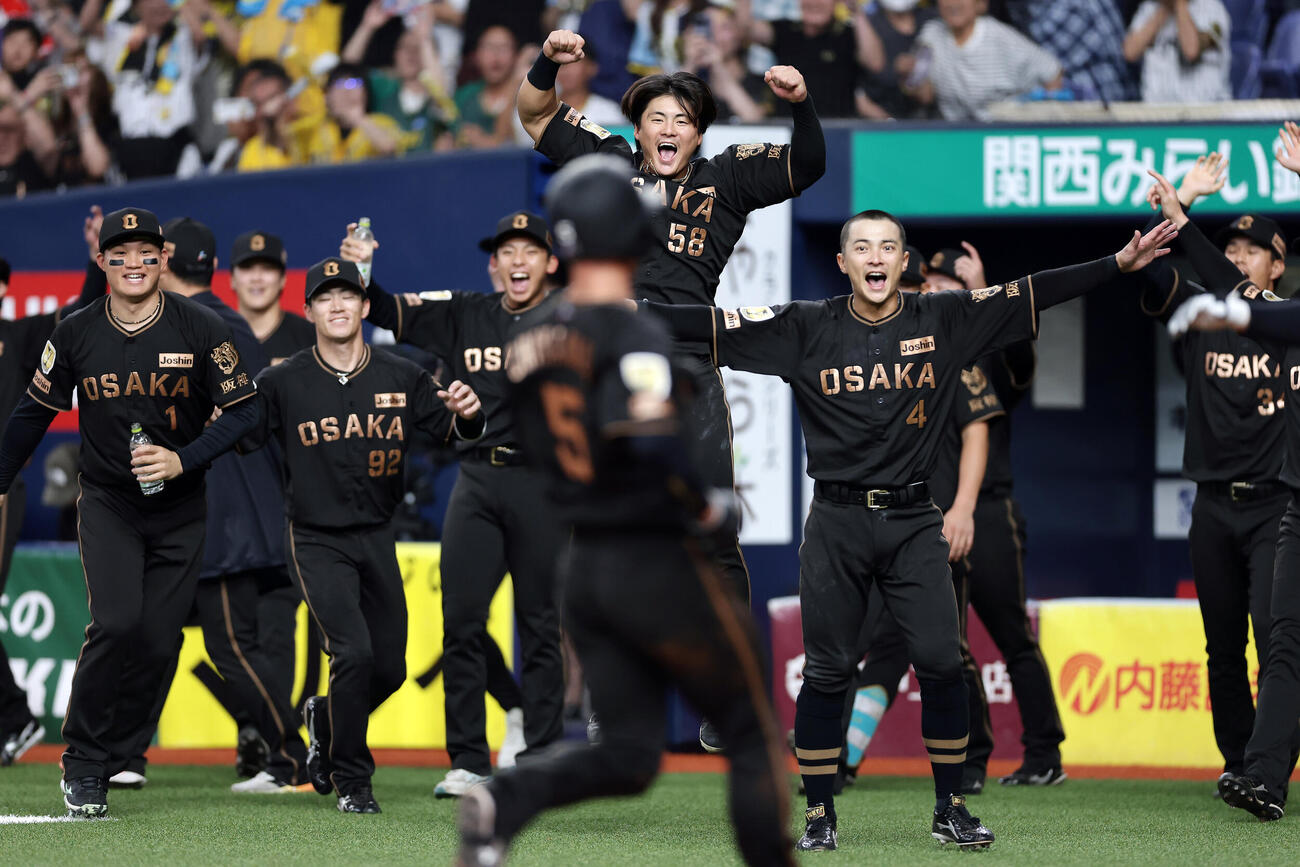 阪神対ヤクルト　10回裏阪神1死満塁、大山悠輔のサヨナラ犠飛で近本光司（手前）が生還し喜ぶ阪神の選手たち（撮影・前田充）