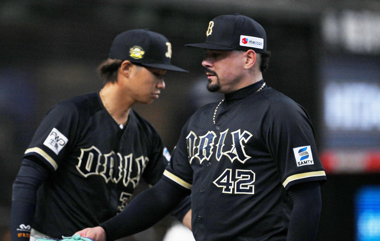 西武対オリックス　9回裏西武2死一、二塁、源田壮亮にサヨナラ打を許し、引き揚げるアンドレス・マチャド（右）撮影・滝沢徹郎）