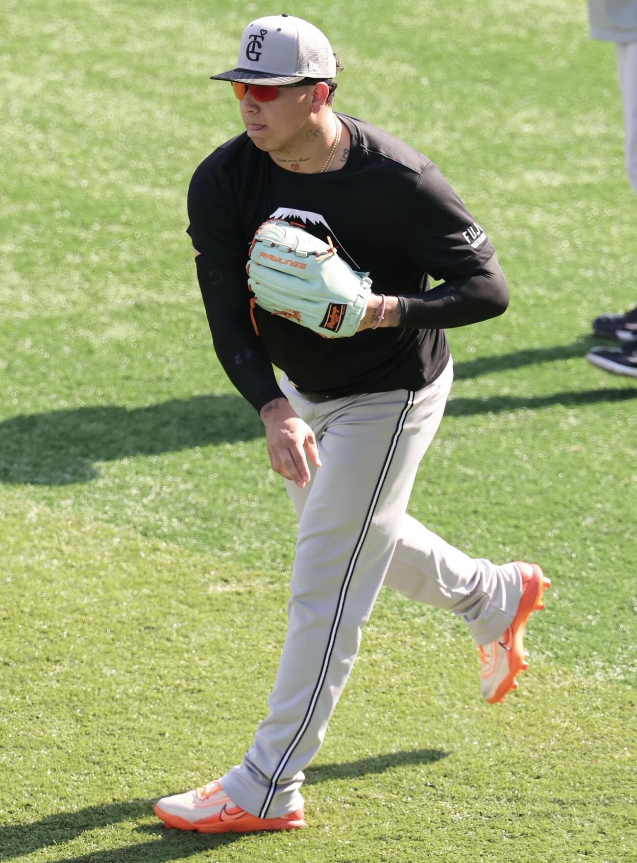 DeNA対巨人　キャッチボールする巨人ブライアン・マタ(撮影・浅見桂子)