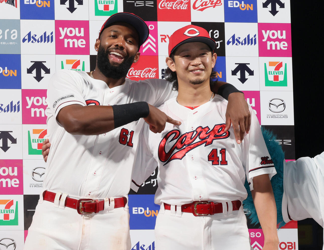 広島対中日　お立ち台でポーズを決める広島サンドロ・ファビアン（左）と鈴木健矢（撮影・加藤孝規）