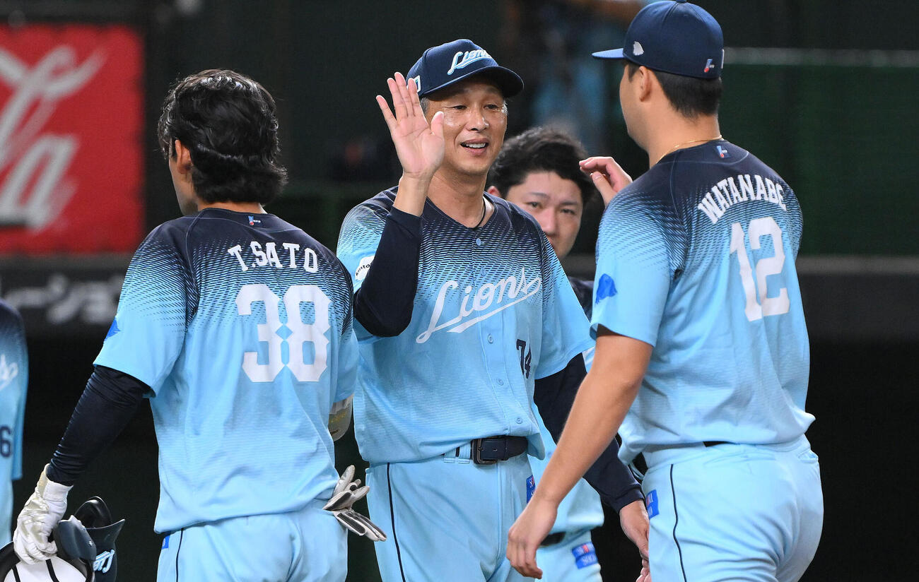 西武対オリックス　試合に勝利し、選手を迎える西武西口文也監督（中央）（撮影・滝沢徹郎）