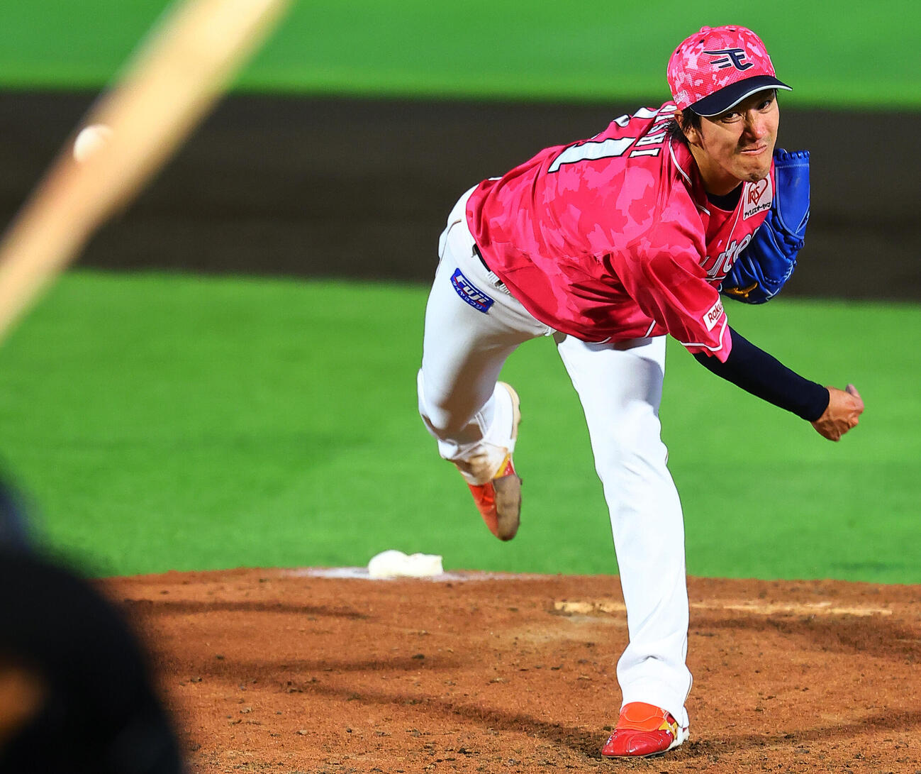 楽天対ロッテ　力投する楽天先発の岸孝之（撮影・野上伸悟）