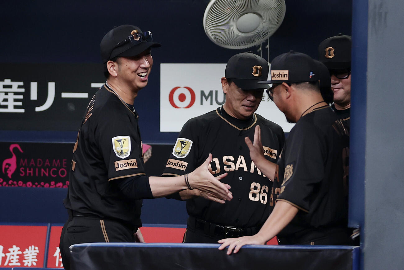 阪神対ヤクルト　大山悠輔の犠飛でサヨナラ勝ちし、握手を交わして喜ぶ阪神藤川球児監督（左）ら（撮影・前田充）