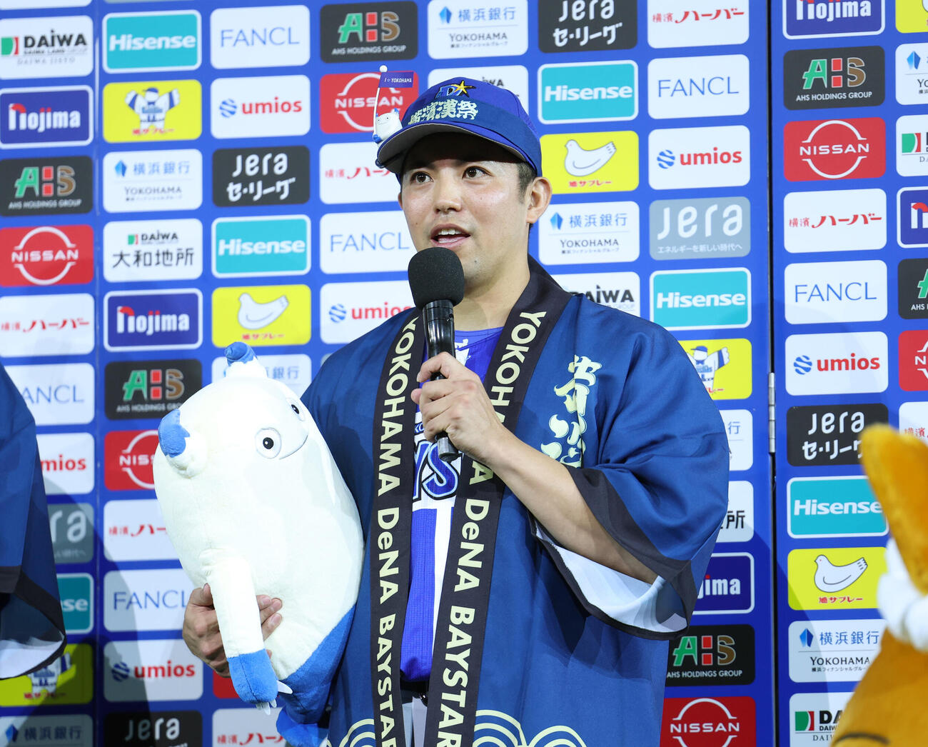 DeNA対巨人　勝利しヒーローインタビューに応える東克樹（撮影・増田悦実）