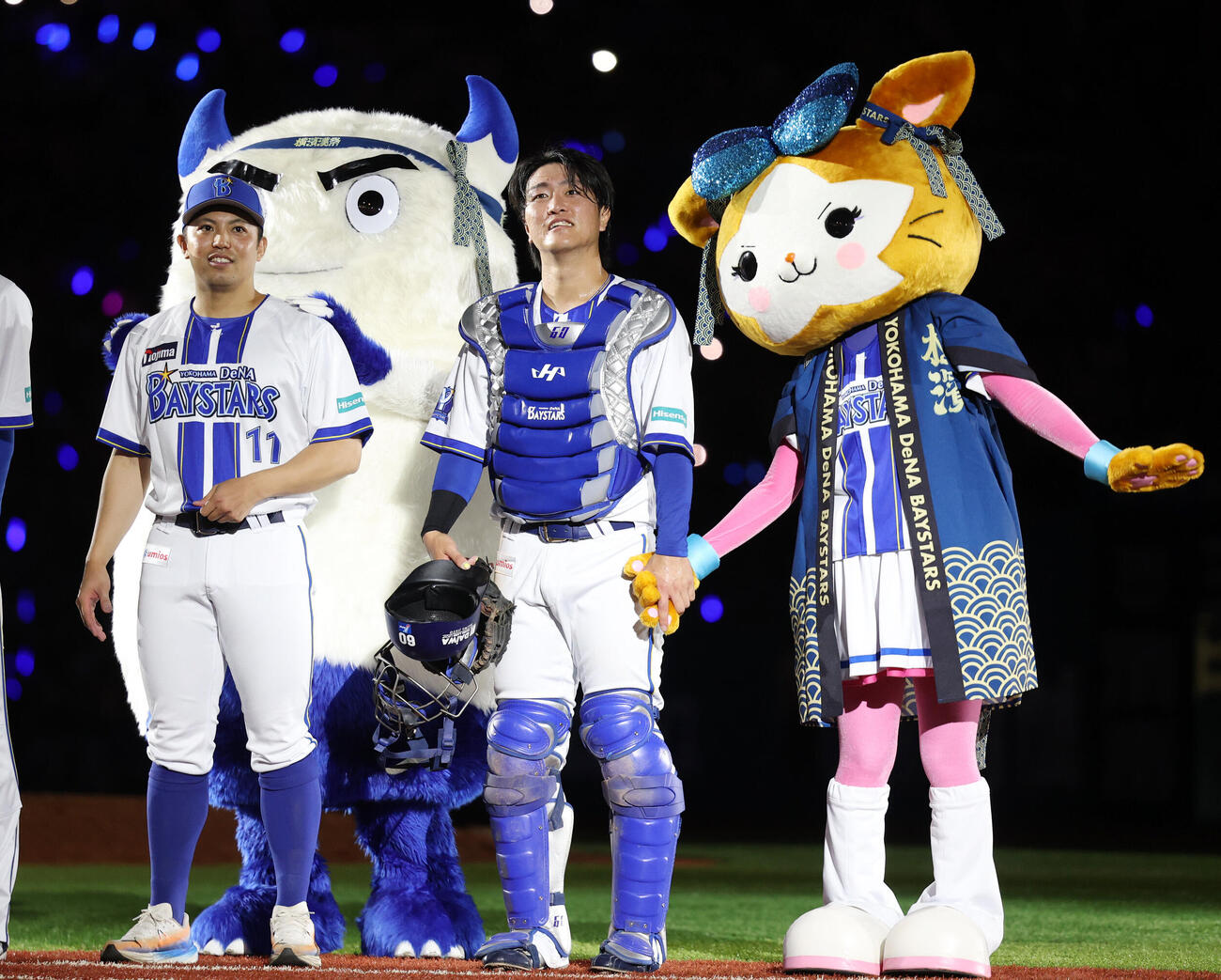 DeNA対巨人　勝利笑顔を見せるDeNA東克樹（左）と古市尊（撮影・増田悦実）