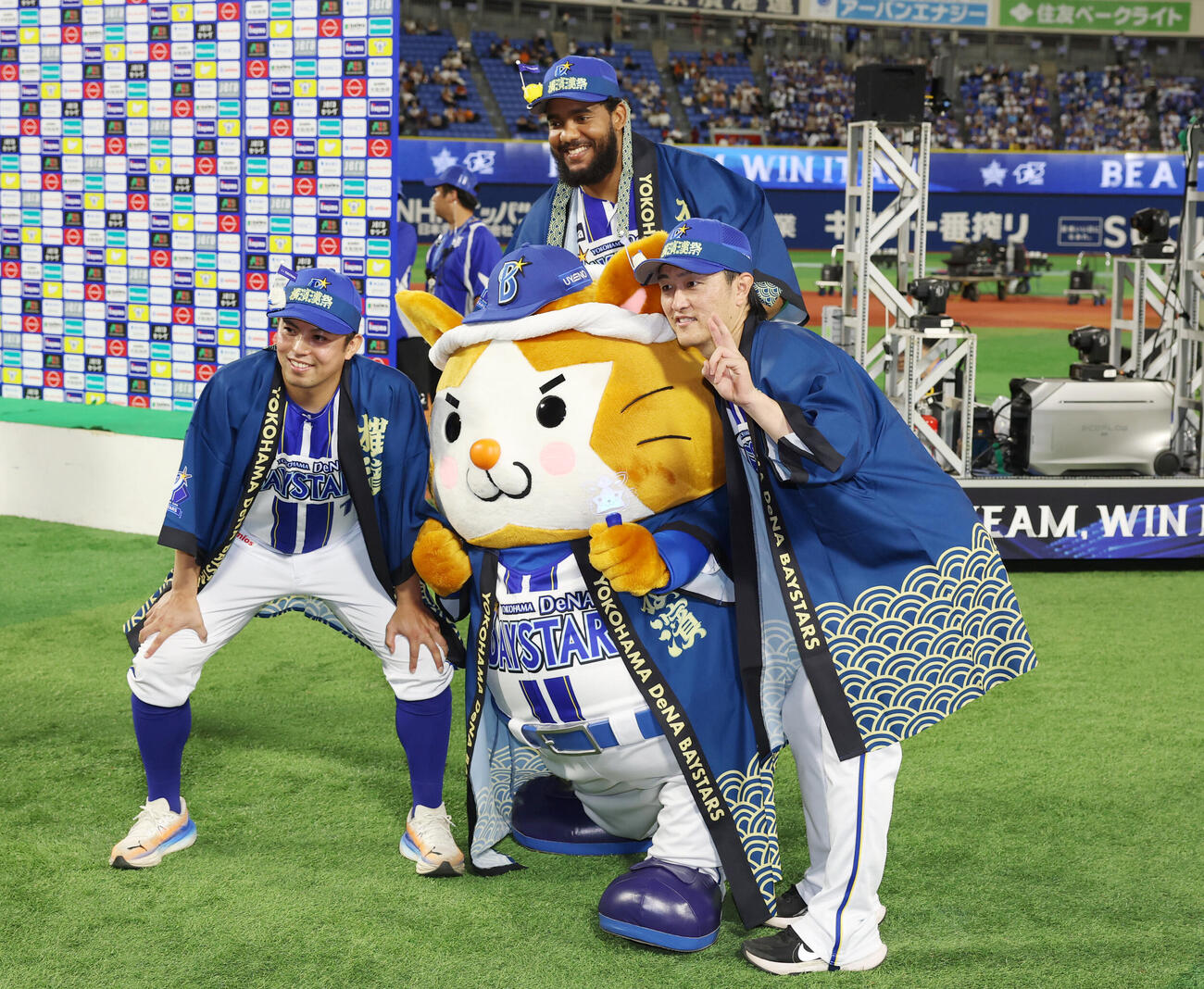 DeNA対巨人　勝利しDB.スターマンと記念撮影をする左から時計回りに東克樹、ジェリー・エンカーナシオン、古市尊（撮影・増田悦実）