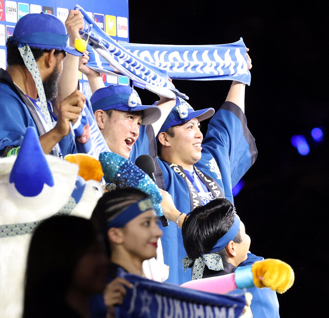 DeNA対巨人　10勝目を挙げたDeNA東克樹（右）は笑顔でタオルを掲げる。手前は古市尊（撮影・浅見桂子）