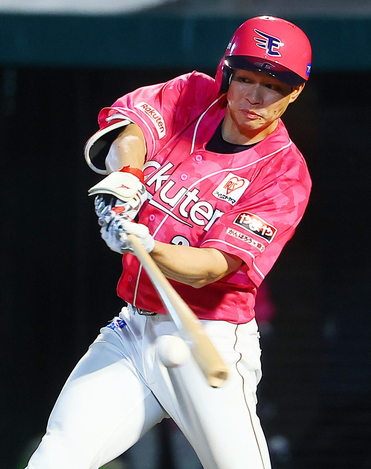 楽天対ロッテ　4回裏楽天2死、安打を放つ中島大輔（撮影・野上伸悟）