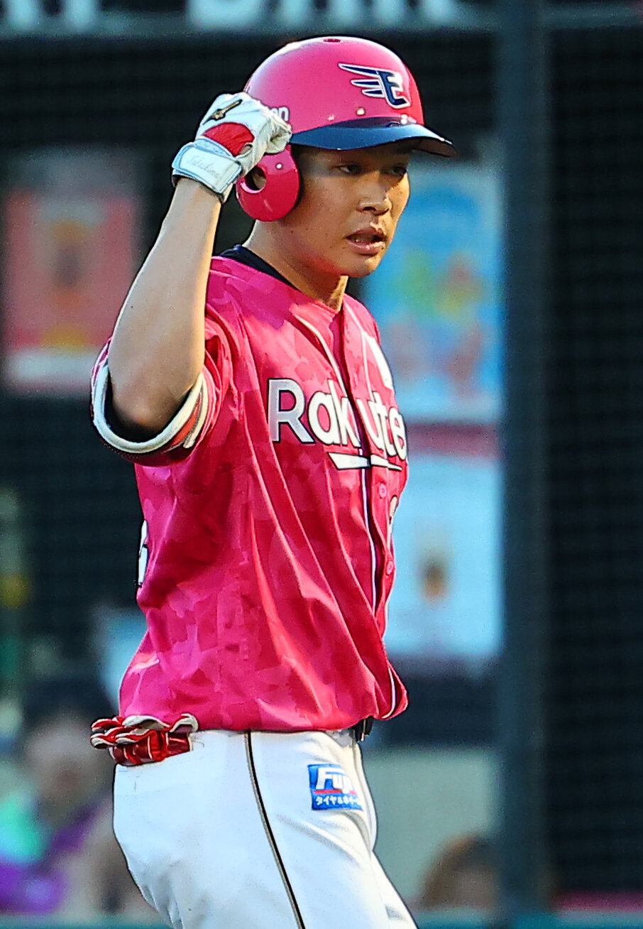 楽天対ロッテ　1回裏楽天無死、安打を放ち喜ぶ中島大輔（撮影・野上伸悟）