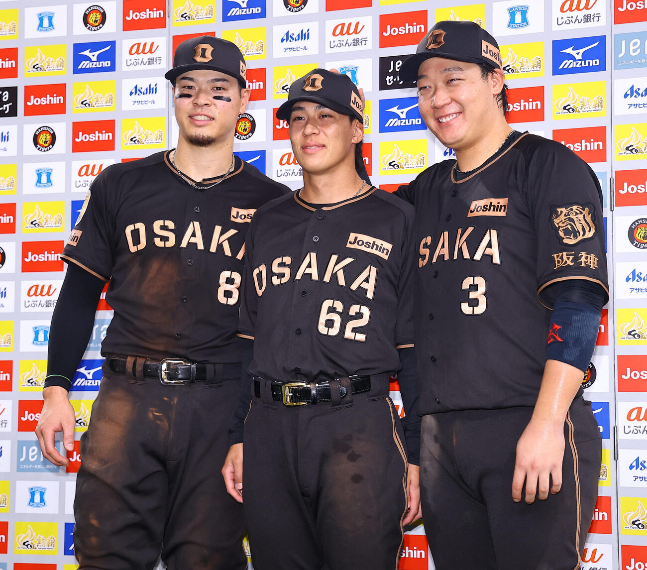 阪神対ヤクルト　お立ち台で笑顔を見せる左から佐藤輝明、植田海、大山悠輔（撮影・上田博志）