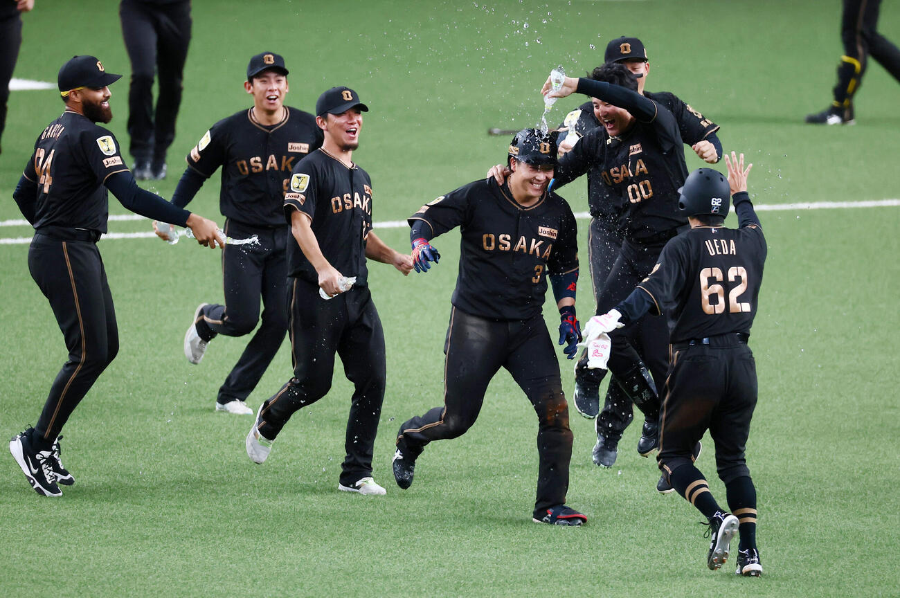 阪神対ヤクルト　10回裏阪神1死満塁、大山悠輔（右から3人目）はサヨナラ左犠飛を放ちウオーターシャワーを浴び笑顔を見せる（撮影・加藤哉）