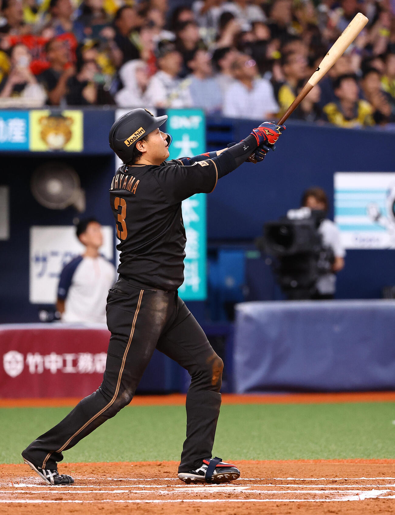 阪神対ヤクルト　10回裏阪神1死満塁、大山悠輔はサヨナラ犠飛を放つ（撮影・上田博志）