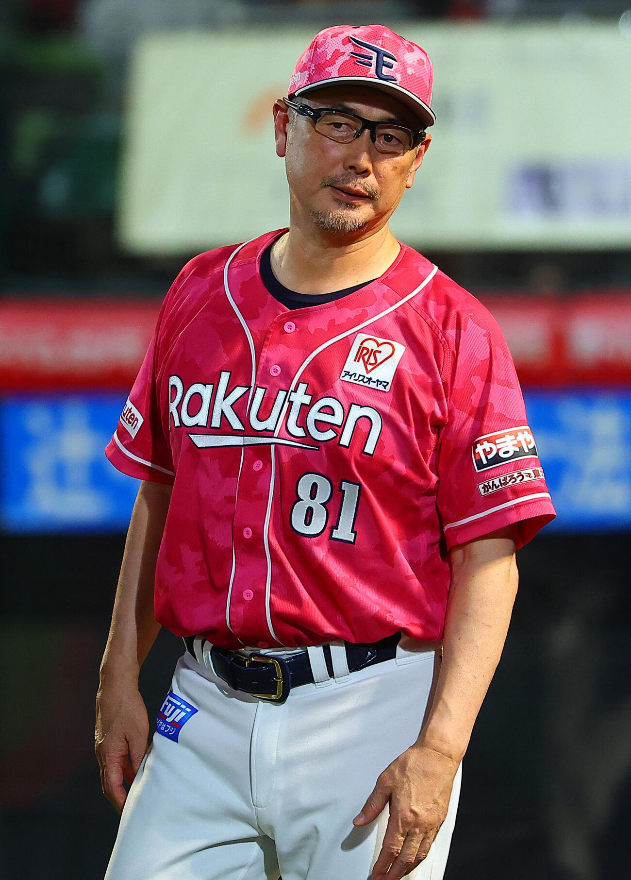 楽天対ロッテ　選手交代を告げベンチに戻る楽天吉井理人監督（撮影・野上伸悟）