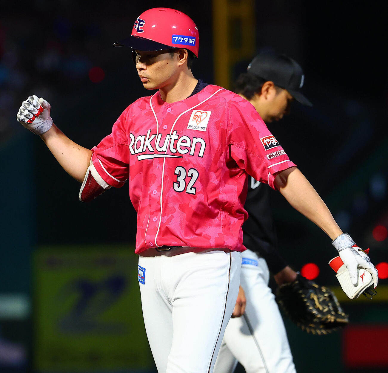 楽天対ロッテ　6回裏楽天1死一塁、安打を放ち喜ぶ中島大輔（撮影・野上伸悟）
