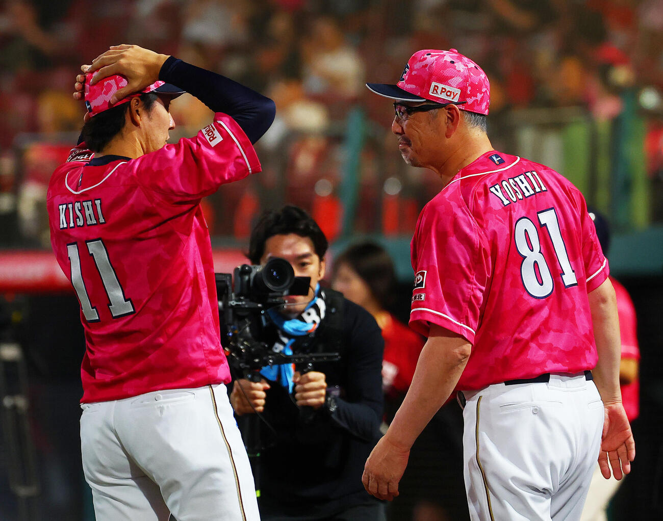 楽天対ロッテ　4勝目をあげ吉井理人監督（右）にねぎらわれる楽天岸孝之（撮影・野上伸悟）
