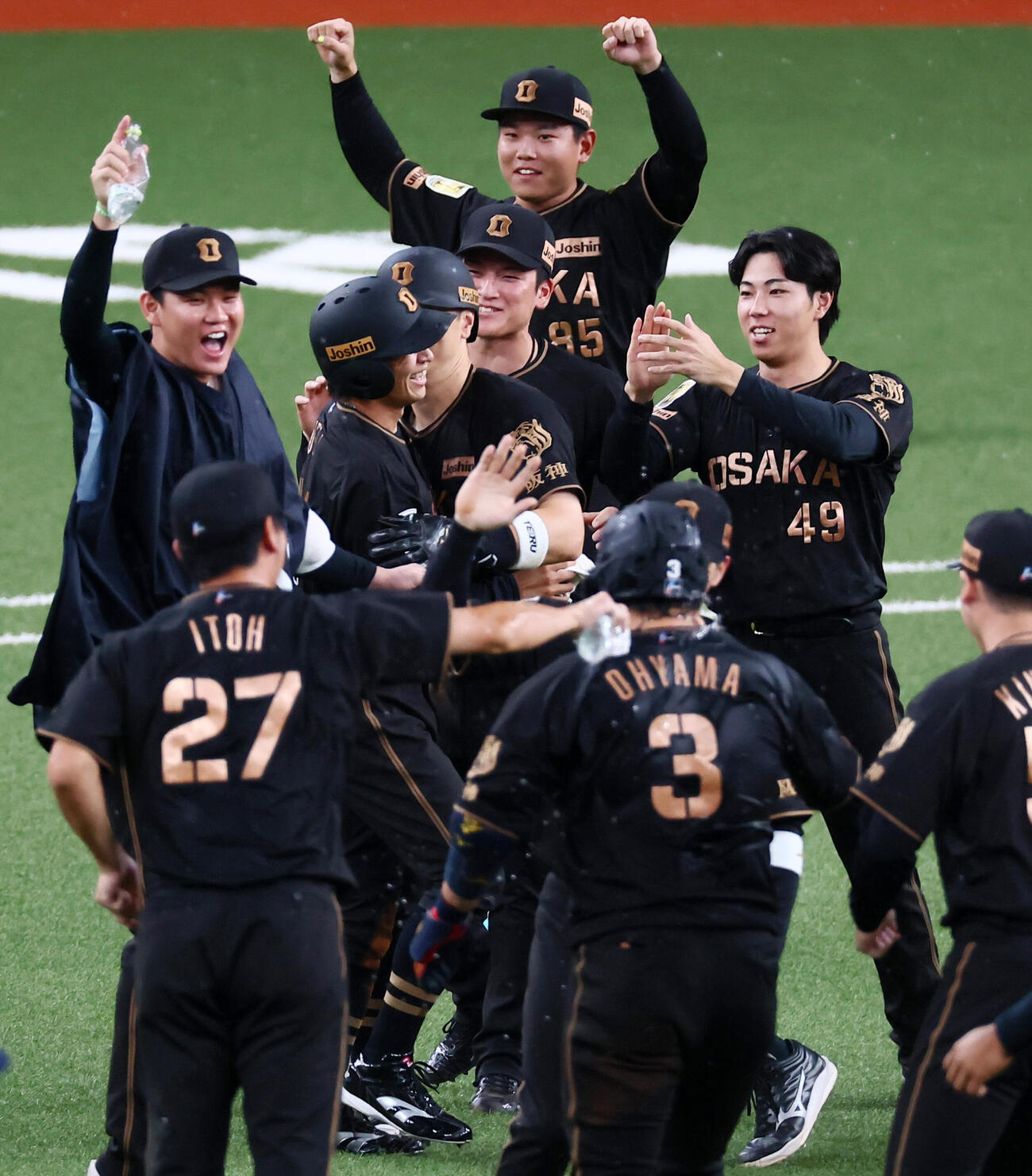 阪神対ヤクルト　10回裏阪神1死満塁、サヨナラ勝ちし、笑顔で祝福する阪神工藤泰成（右端）（撮影・加藤哉）