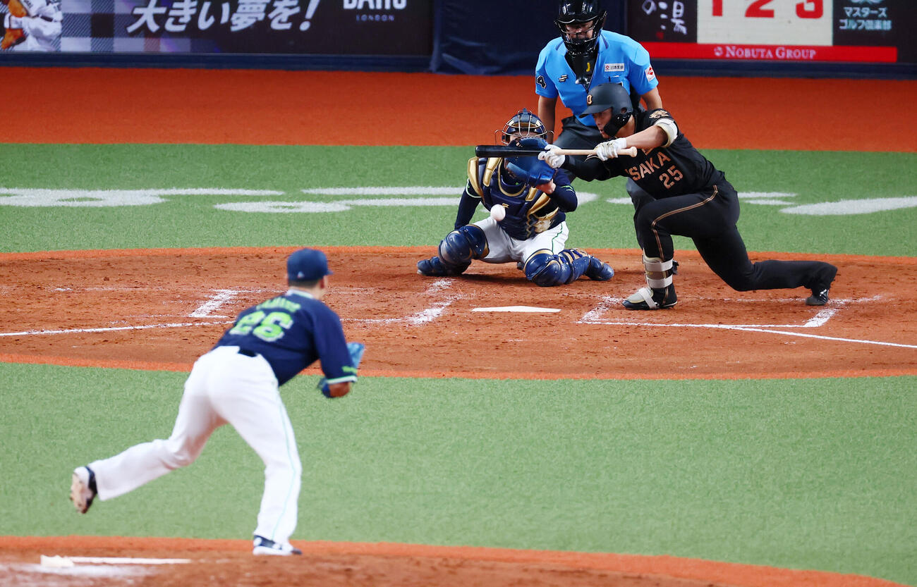 阪神対ヤクルト　5回裏阪神無死一、二塁、谷端将伍は送りバントを決める。投手山野太一（撮影・加藤哉）