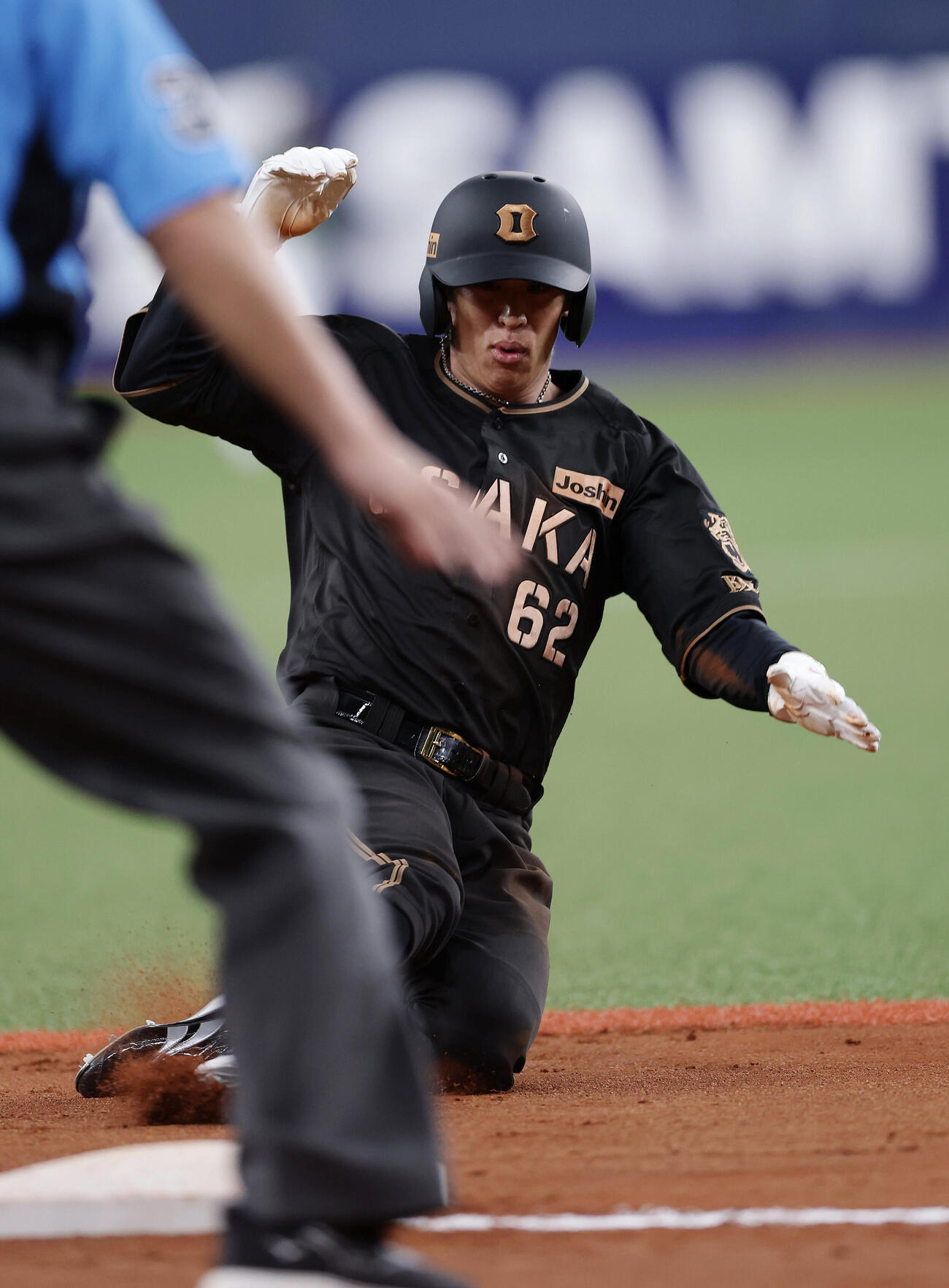 阪神対ヤクルト　9回裏阪神無死一塁、二盗を決め、相手守備が乱れる間に三進する代走植田海（撮影・前田充）