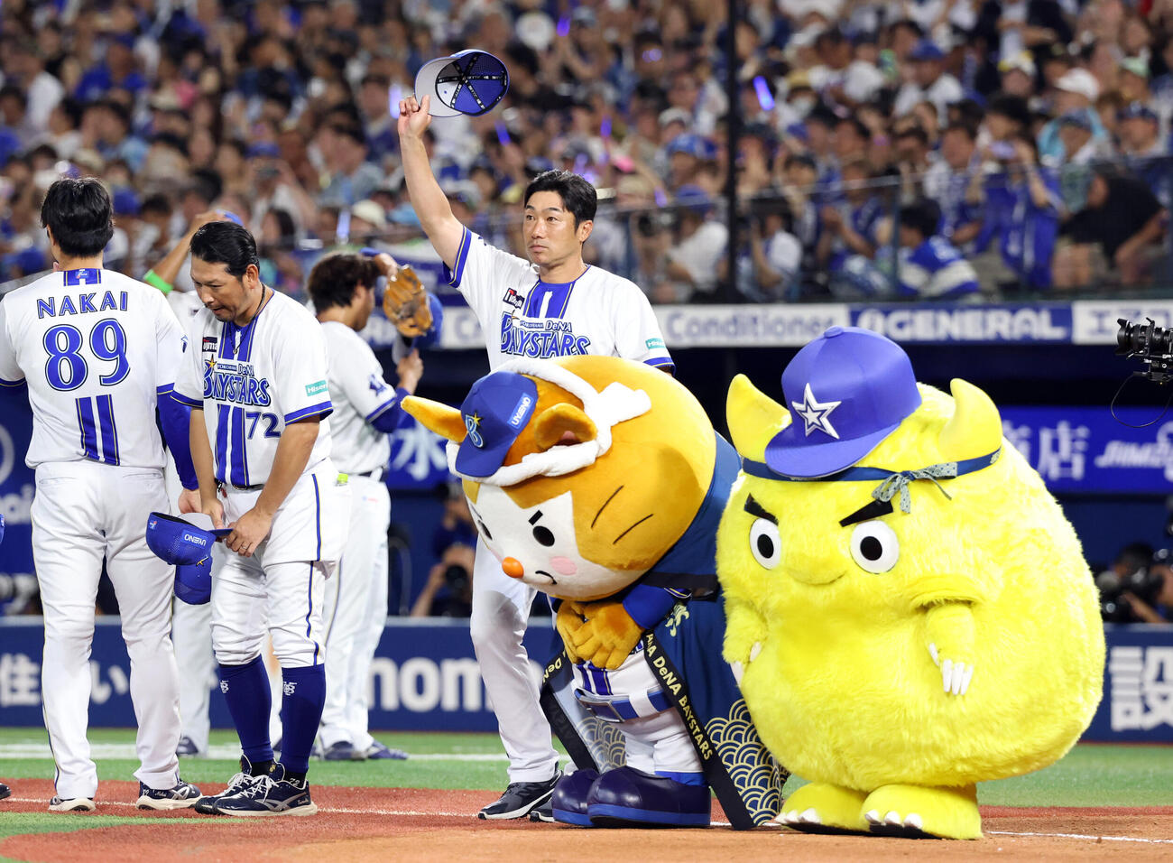 DeNA対巨人　巨人に連勝し、あいさつするDeNA相川亮二監督（撮影・浅見桂子）