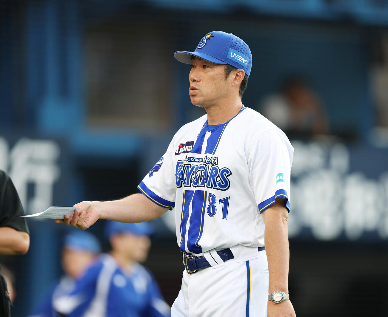 DeNA対巨人　メンバー表交換を行いベンチに戻るDeNA相川亮二監督（撮影・増田悦実）