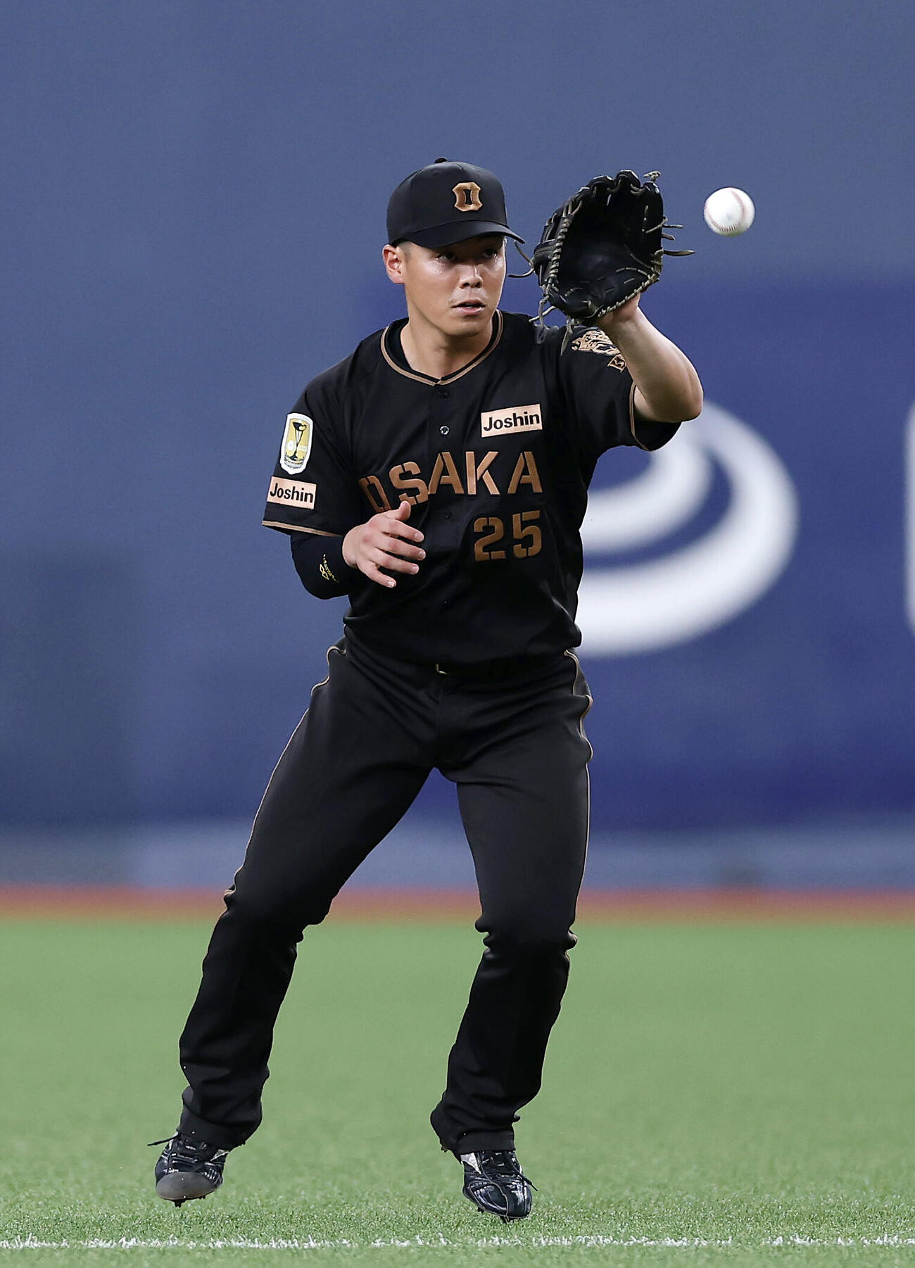 阪神対ヤクルト　6回表ヤクルト2死一塁、西村瑠伊斗の二ゴロをさばく谷端将伍（撮影・前田充）