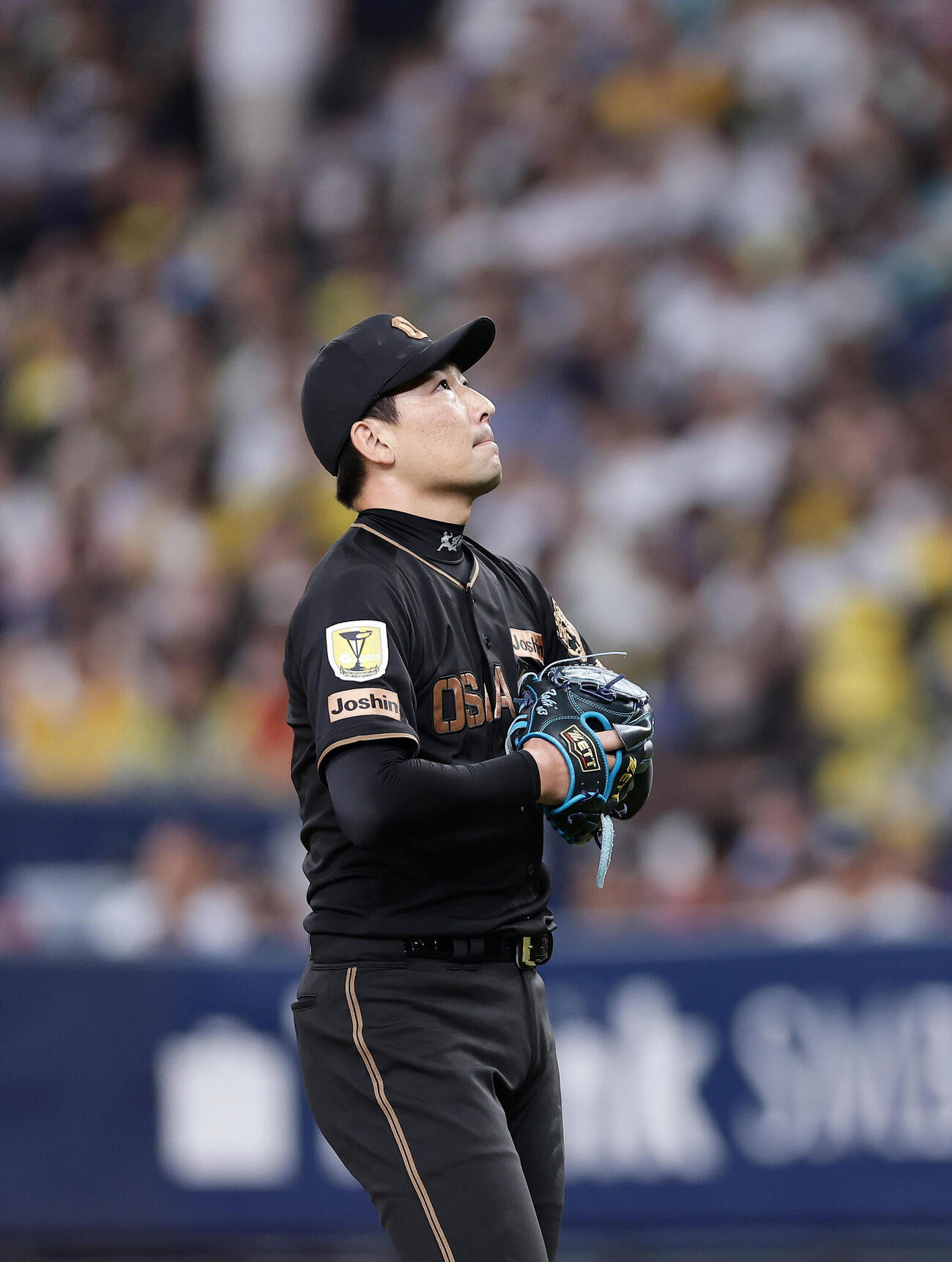 阪神対ヤクルト　8回表ヤクルト2死満塁、西村瑠伊斗に押し出し四球を与えた岩崎優（撮影・前田充）
