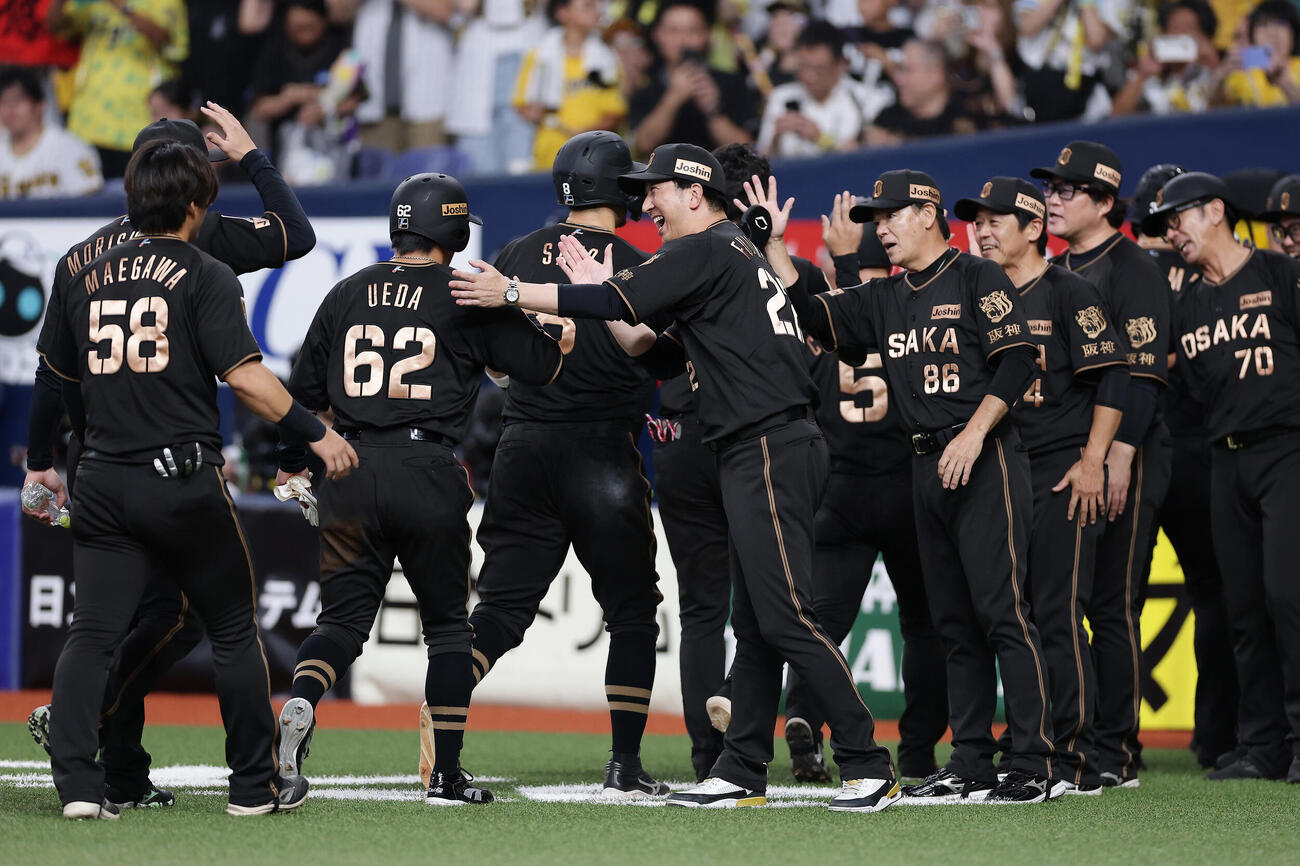 阪神対ヤクルト　ヤクルトにサヨナラ勝ちし、ナインとタッチを交わす阪神藤川球児監督（中央）ら（撮影・前田充）