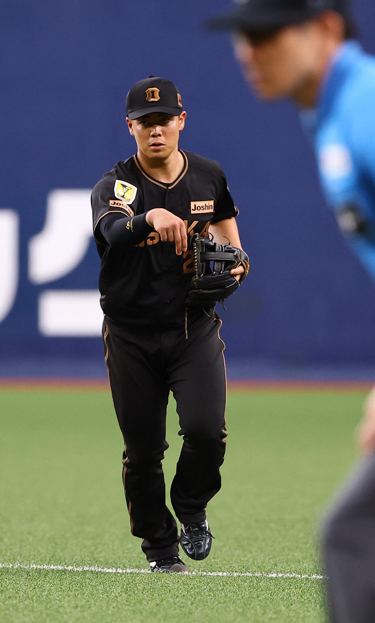 阪神対ヤクルト　6回表ヤクルト2死一塁、谷端将伍は西村瑠伊斗の二ゴロをさばく（撮影・上田博志）
