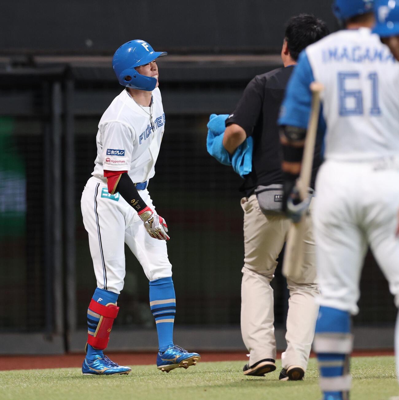 2026年8月19日、日本ハム対ソフトバンク　5回裏、自打球を足に当て痛がる五十幡亮汰