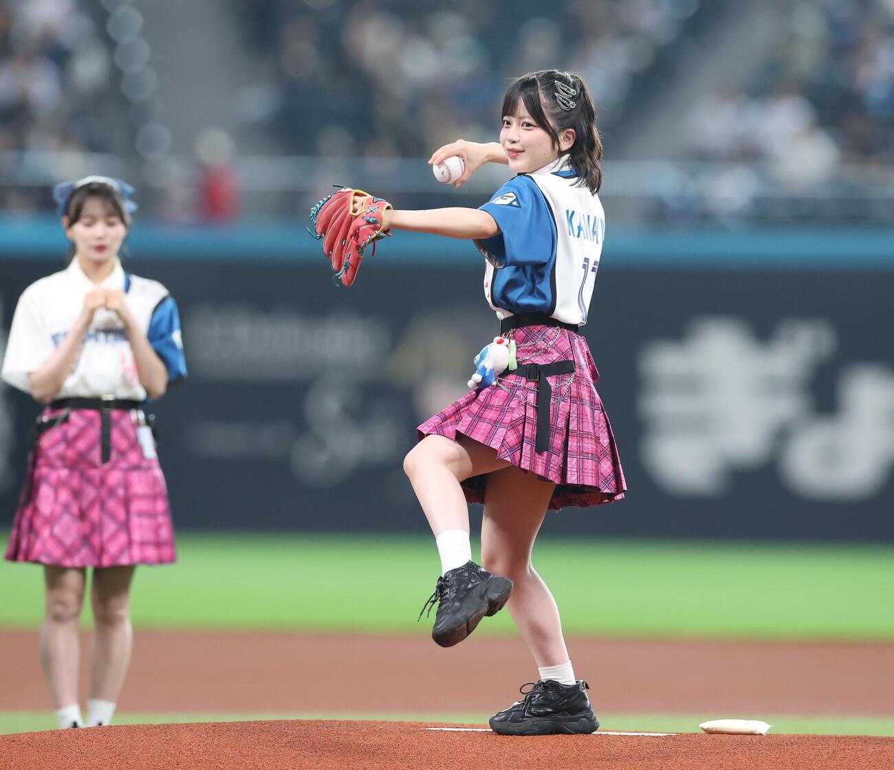 日本ハム対ソフトバンク　ファーストピッチセレモニーで投球するAKB48の川村結衣（撮影・黒川智章）