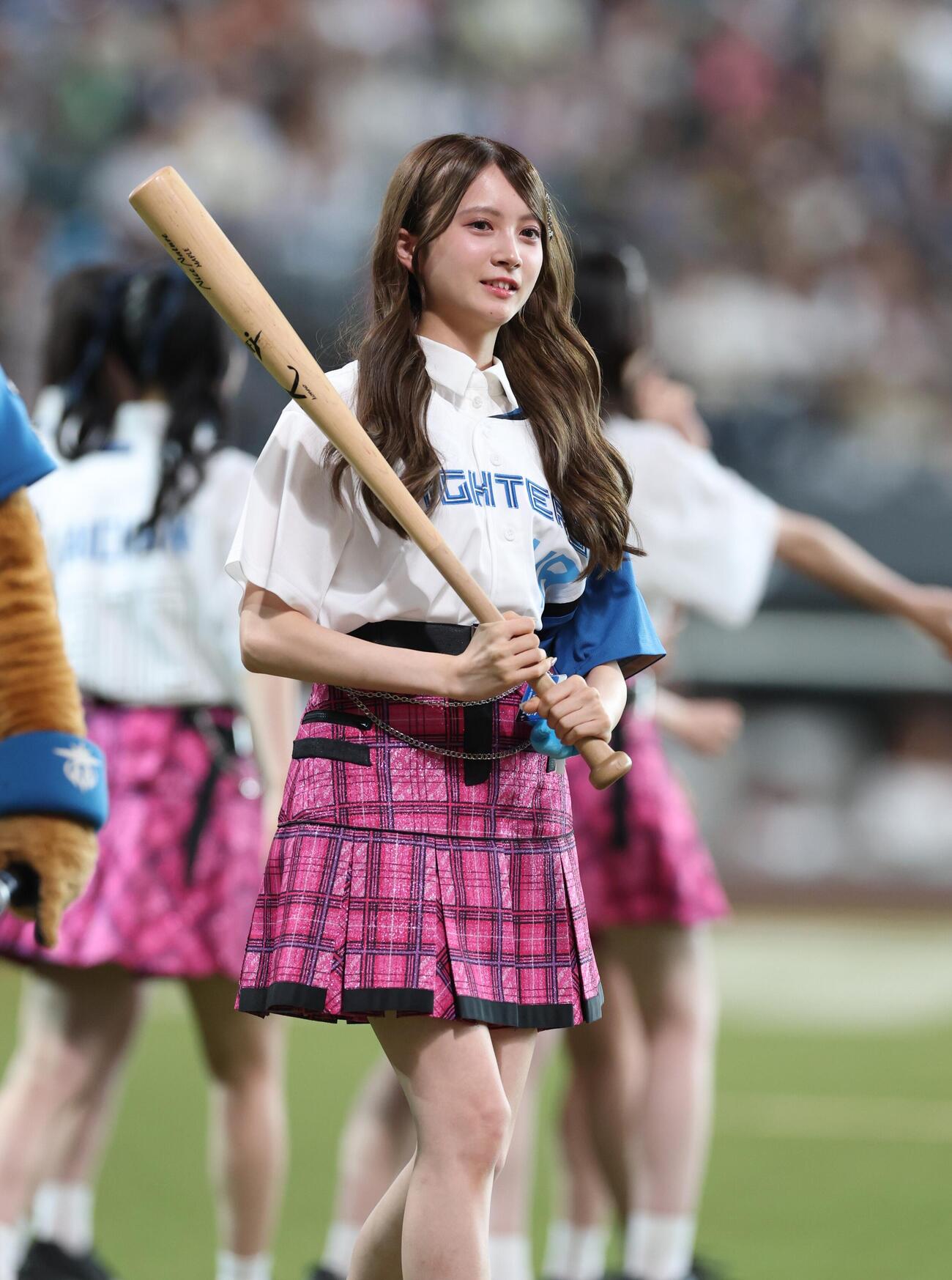 日本ハム対ソフトバンク　ファーストピッチセレモニーで打席に向かうAKB48の水島美結（撮影・黒川智章）