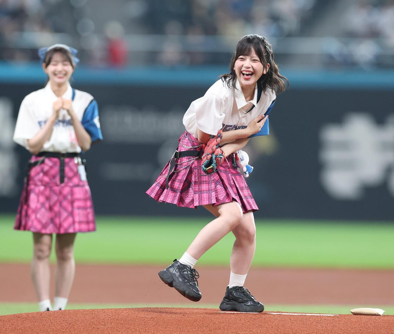 日本ハム対ソフトバンク　ファーストピッチセレモニーで投球するAKB48の川村結衣（撮影・黒川智章）